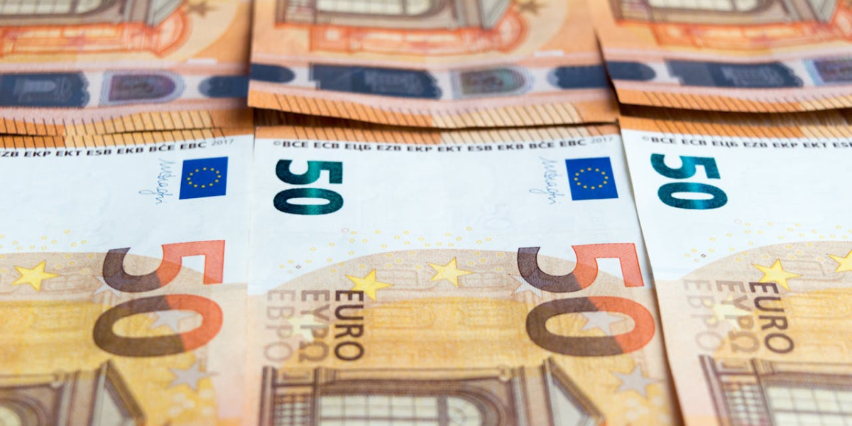 una serie di banconote da 50 € che rappresentano il reato di bancarotta